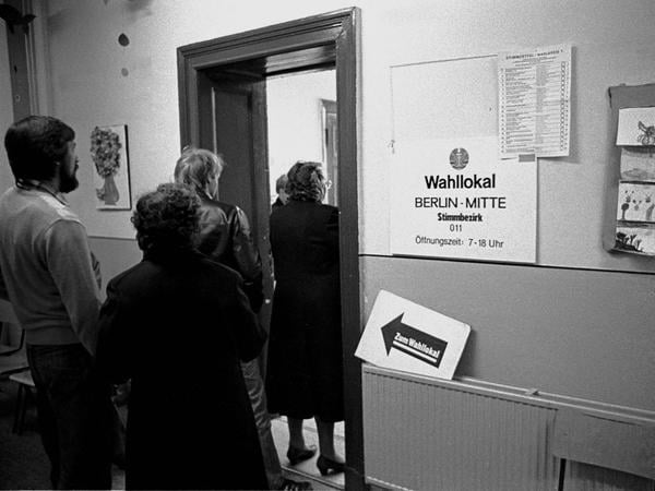 Dies waren die – was das Interesse der Leute am demokratischen Parteienangebot angeht – erfolgreichsten freien Wahlen der deutschen Geschichte. Wahlbeteiligung: 93,4 Prozent.