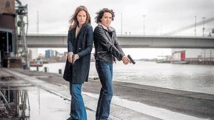 Bedingt abwehrbereit. Der SWR hat die Dreharbeiten mit dem Ermittlerteam Lena Odenthal (Ulrike Folkerts, rechts) und Johanna Stern (Lisa Bitter) wegen der Coronavirus-Gefahr abgebrochen.