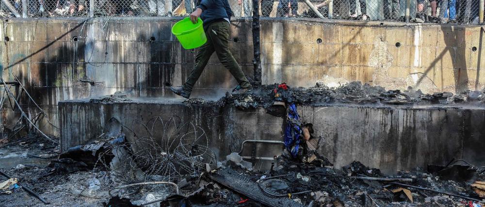 Im Flüchtlingslager von Moria hat es einen schweren Brand gegeben.