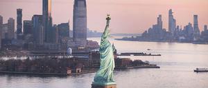 Kein Schiff kommt. Still liegt das Wasser um die Freiheitsstatue.