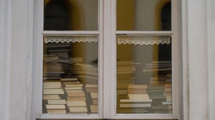 Blick in das Fenster einer Bücherei im bayrischen, ausgangsgesperrten Mitterteich. 