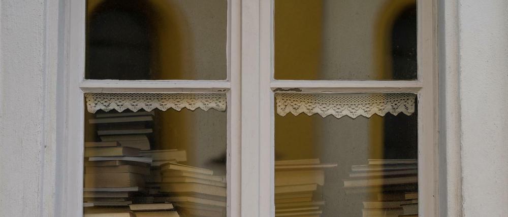 Blick in das Fenster einer Bücherei im bayrischen, ausgangsgesperrten Mitterteich.
