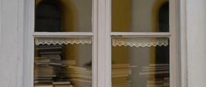 Blick in das Fenster einer Bücherei im bayrischen, ausgangsgesperrten Mitterteich. 
