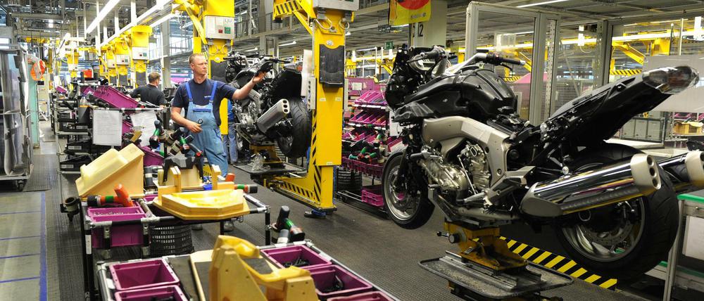 Blick in die Produktion des BMW-Motorradwerks in Berlin. Auch hier stehen die Bänder vorerst still.