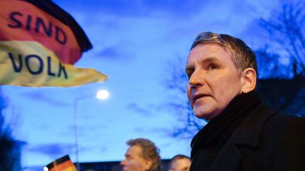 03.03.2020, Erfurt: Björn Höcke, Fraktionschef der AfD im Thüringer Landtag, protestiert mit Anhängern der AfD.