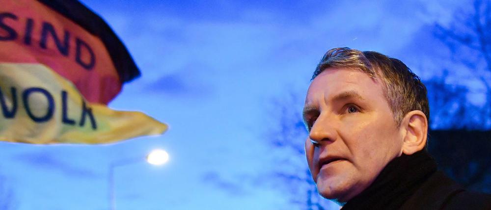 03.03.2020, Erfurt: Björn Höcke, Fraktionschef der AfD im Thüringer Landtag, protestiert mit Anhängern der AfD.