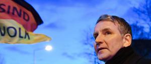 03.03.2020, Erfurt: Björn Höcke, Fraktionschef der AfD im Thüringer Landtag, protestiert mit Anhängern der AfD.
