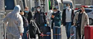 Immer mehr Kontrolle, bleibt das in Zukunft so? Überseereisende auf dem Weg in ein Transitzentrum in Peking.