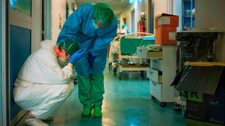 Krankenschwestern in einer Klinik in Mailand sprechen sich Mut zu. 