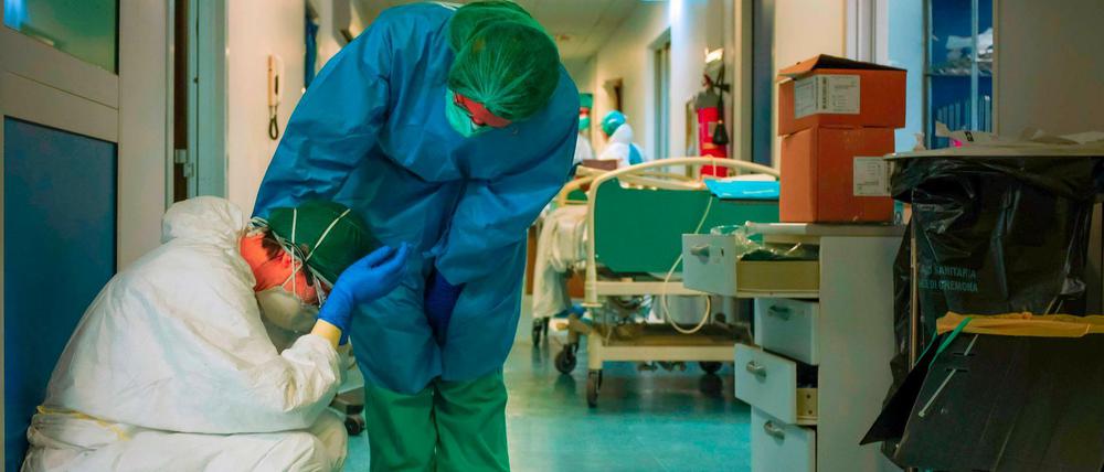 Krankenschwestern in einer Klinik in Mailand sprechen sich Mut zu. 