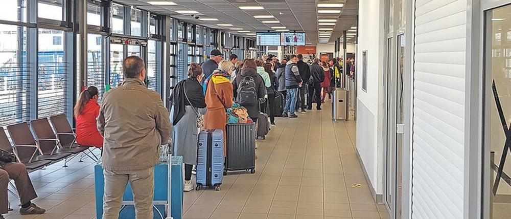 Während sich im Terminal C von Schönefeld die Passagiere vor der Sicherheitskontrolle stauen, herrscht nebenan im Terminal A gähnende Leere. 