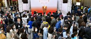 Massenveranstaltung trotz Corona. Menschen versammeln sich, um einen Blick auf das olympische Feuer zu werfen. Das olympische Feuer aus Griechenland traf in Japan ein.