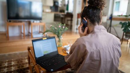 Während der Coronavirus-Krise steigen viele Firmen auf Homeoffice-Arbeit um – so weit es geht.