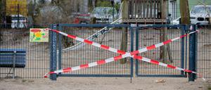 Zum Schutz vor Ansteckung sind auch in Berlin die Spielplätze geschlossen - die meisten Berliner halten sich daran.
