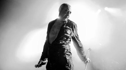 Ein Pionier des Pop ist tot. Gabi Delgado-Lopez, hier bei einem Konzert von DAF im Festsaal Kreuzberg, starb am späten Samstagabend. 