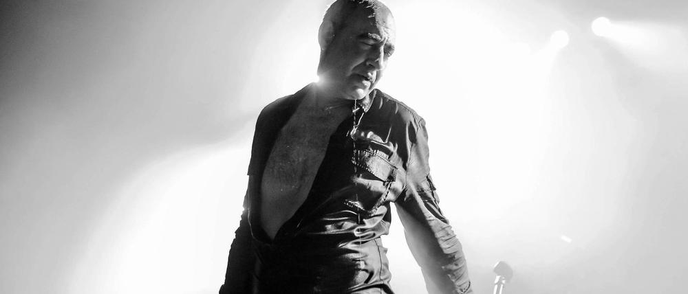 Ein Pionier des Pop ist tot. Gabi Delgado-Lopez, hier bei einem Konzert von DAF im Festsaal Kreuzberg, starb am späten Samstagabend. 