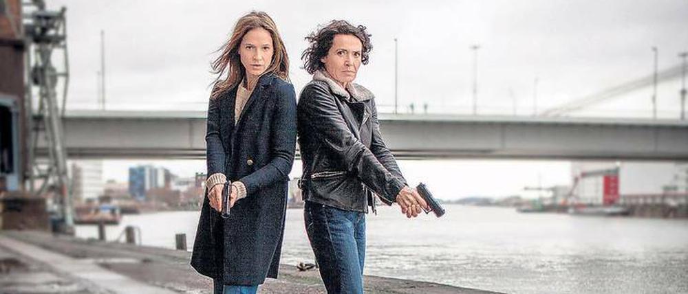 Bedingt abwehrbereit. Der SWR hat die Dreharbeiten mit dem Ermittlerteam Lena Odenthal (Ulrike Folkerts, rechts) und Johanna Stern (Lisa Bitter) wegen der Coronavirus-Gefahr abgebrochen.
