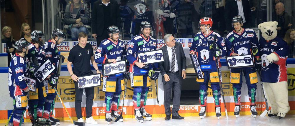 Da war die Welt noch (fast) in Ordnung bei den Eisbären. Peter John Lee (grauer Anzug) bei einer Ehrung vor dem letzten Heimspiel gegen Bremerhaven am 8. März.