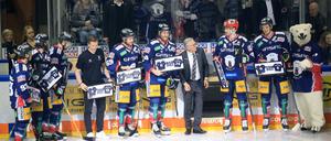 Da war die Welt noch (fast) in Ordnung bei den Eisbären. Peter John Lee (grauer Anzug) bei einer Ehrung vor dem letzten Heimspiel gegen Bremerhaven am 8. März.
