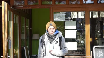 Chris ist seit fünf Jahren obdachlos. Eigentlich sammelt er Pfand und Geldspenden am Boxhagener Platz.