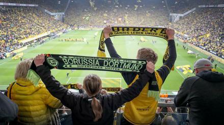Fußball-Fans singen jetzt nicht mehr nur, sie handeln auch.