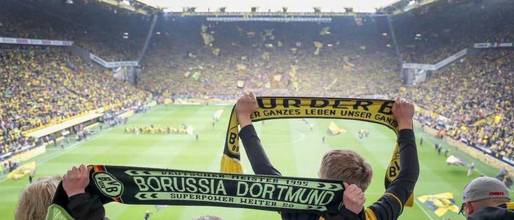 Fußball-Fans singen jetzt nicht mehr nur, sie handeln auch.