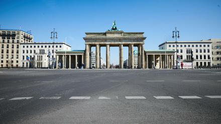Selbst zur Hauptverkehrszeit ist die Ebertstraße vor dem Brandenburger Tor leer.