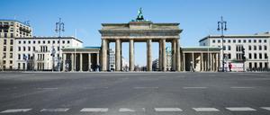 Selbst zur Hauptverkehrszeit ist die Ebertstraße vor dem Brandenburger Tor leer.