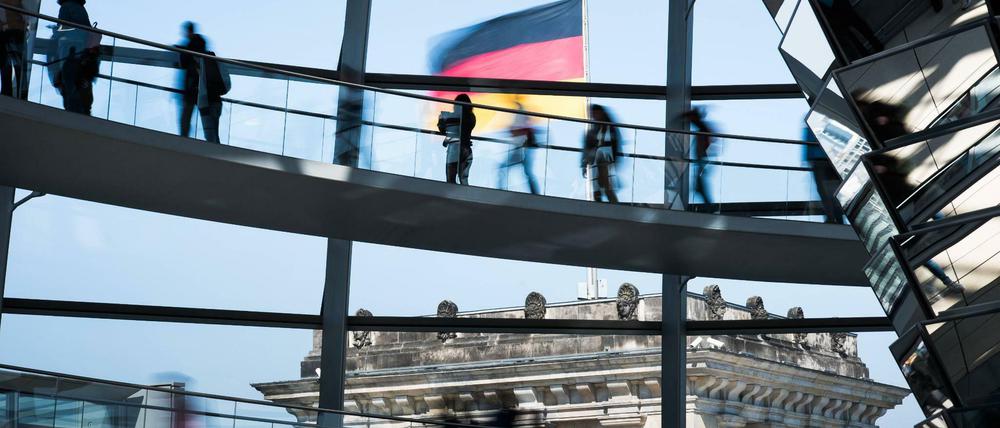 Ein Bild aus besseren Tagen: Für Besucher ist der Reichstag geschlossen. Die Abgeordneten kommen nächste Woche wieder - in kleinerer Besetzung.