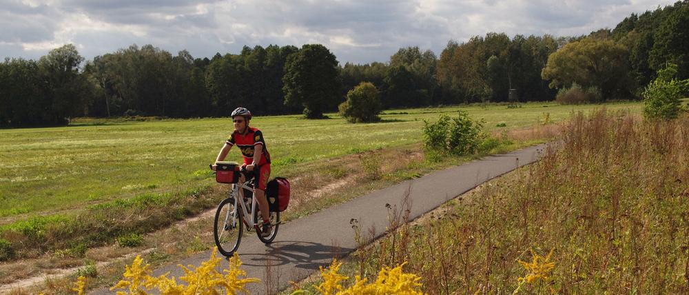 Ein Traum von einem Radweg: Der Autor Stefan Jacobs testet das Asphaltband durchs Grüne.