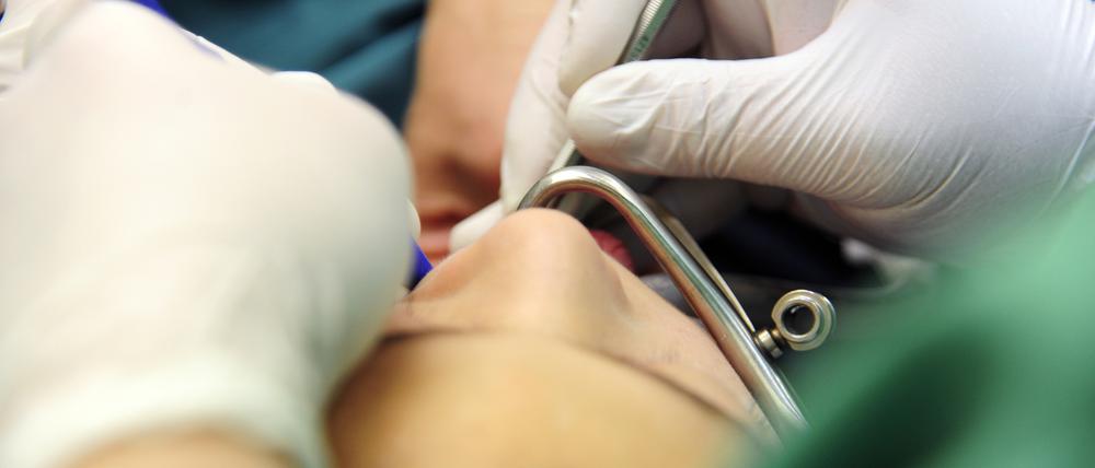 Zahnärzte haben aktuell kaum Möglichkeiten, sich vor einer Infektion mit dem Coronavirus in ihrer Praxis zu schützen.