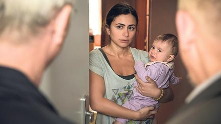 Misstrauen. Tülay Firat (Yeliz Simsek) hat Ärger mit dem Jugendamt. Kann sie den Kommissaren Ballauf (Klaus J. Behrendt, li.) und Schenk (Dietmar Bär) weiterhelfen?