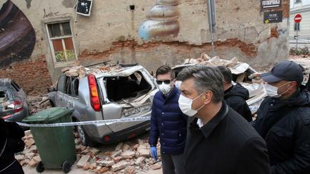 Kroatiens Premier Andrej Plenkovic bei einem Rundgang in Zagreb.