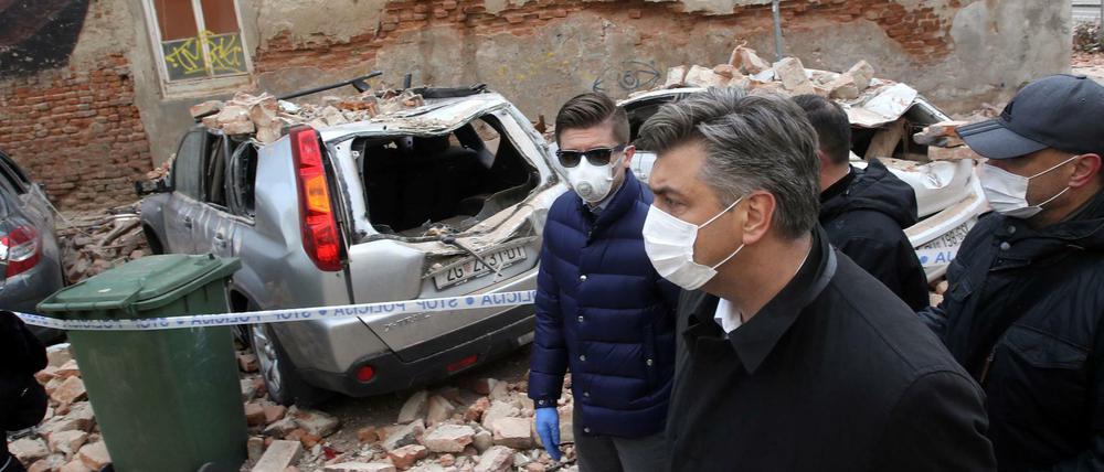 Kroatiens Premier Andrej Plenkovic bei einem Rundgang in Zagreb.