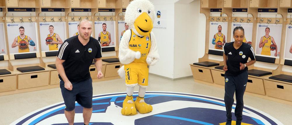 Zwei Coaches, ein Albatros: Auch das Alba-Maskottchen turnt mit.