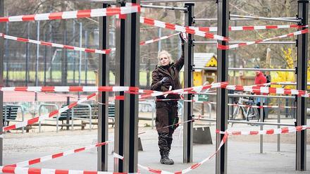 Am Freitag haben sich auch die verbliebenen Bezirke noch entschieden, die Spielplätze zu schließen.
