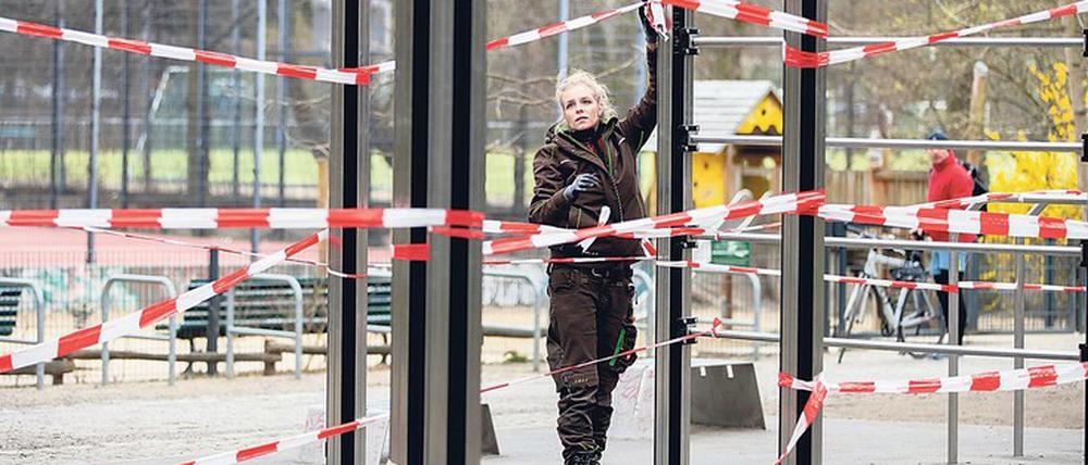Am Freitag haben sich auch die verbliebenen Bezirke noch entschieden, die Spielplätze zu schließen.