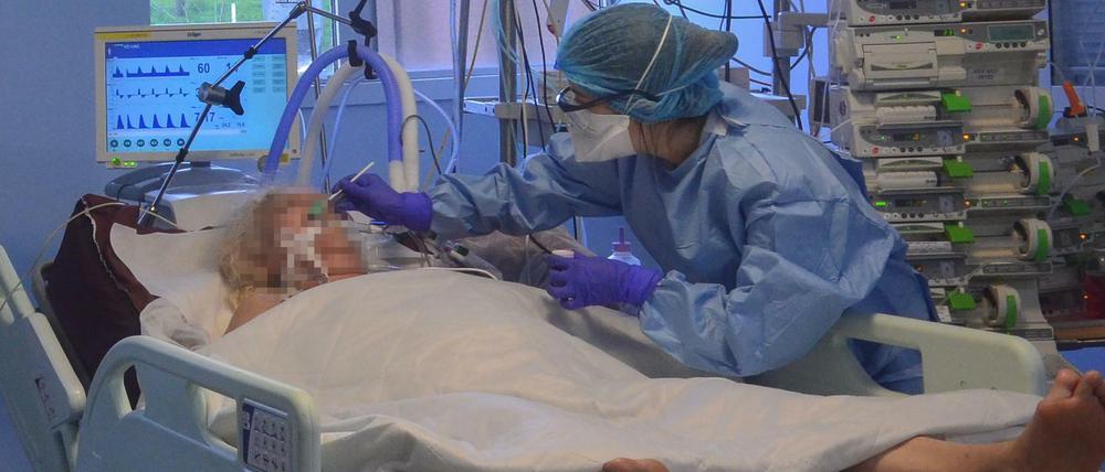 So wie hier auf der Intensivstation des Pariser Krankenhauses Bichat werden Covid-19-Patienten auch in der Charité Berlin beatmet.