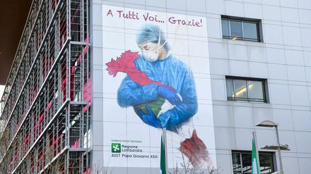 "An alle...Danke!" steht auf der Fassade des Papa Giovanni-Krankenhauses in Bergamo.