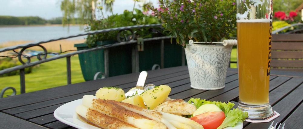 Spargel direkt am Seddiner See gibt es im Restaurant Zur Reuse in Kähnsdorf.