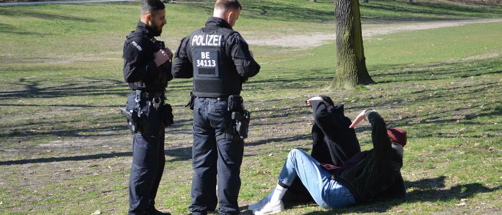 Draußen bewegen ist weiterhin erlaubt – draußen sitzen nicht. Noch nicht bei jedem ist das angekommen.