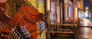 Vor geschlossenen Restaurants sind um 20 Uhr die Stühle gestapelt und die Tische leer. Um die Ausbreitung des Coronavirus zu verlangsamen hat die Bundesregierung das öffentliche Leben erheblich eingeschränkt. 