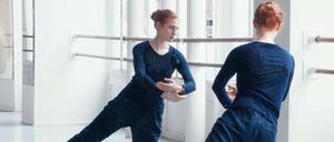Eine junge Tänzerin (Agathe Bonitzer) spürt der Trauer in Isadora Duncans Choreografie „La mère“ nach.