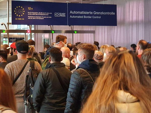 Bei der Einreisekontrolle wird kein Sicherheitsabstand gehalten.