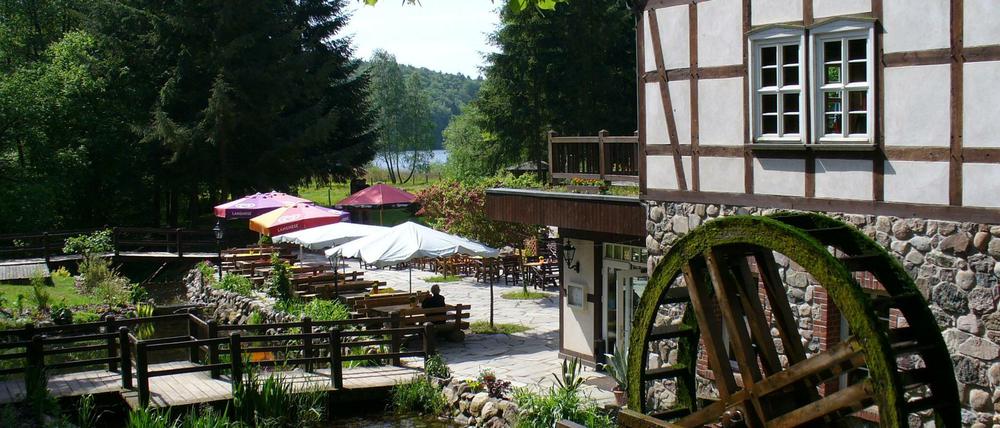 Die Terrasse der "Boltenmühle" lädt zur Pause ein.