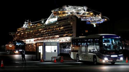 Nach 17 Tagen brach die japanische Regierung die Quarantäne auf dem Kreuzfahrtschiff Diamond Princess ab, nachdem sich hunderte Passagiere und Besatzungsmitglieder angesteckt hatten und sechs starben. 