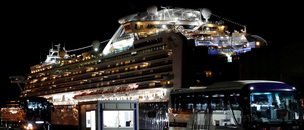 Nach 17 Tagen brach die japanische Regierung die Quarantäne auf dem Kreuzfahrtschiff Diamond Princess ab, nachdem sich hunderte Passagiere und Besatzungsmitglieder angesteckt hatten und sechs starben.