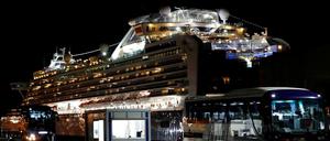 Nach 17 Tagen brach die japanische Regierung die Quarantäne auf dem Kreuzfahrtschiff Diamond Princess ab, nachdem sich hunderte Passagiere und Besatzungsmitglieder angesteckt hatten und sechs starben. 