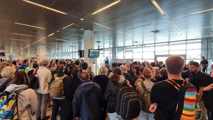 Gefährliche Nähe. Am Flughafen Tegel herrscht Gedrängel.