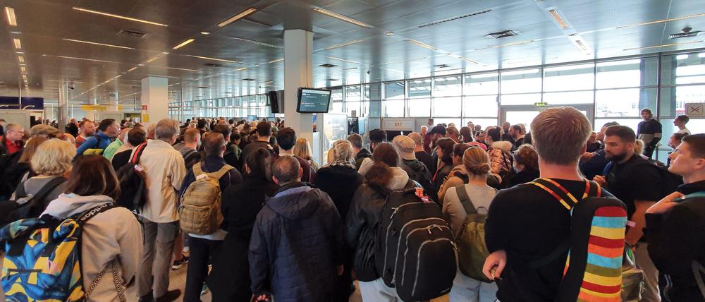 Gefährliche Nähe. Am Flughafen Tegel herrscht Gedrängel.